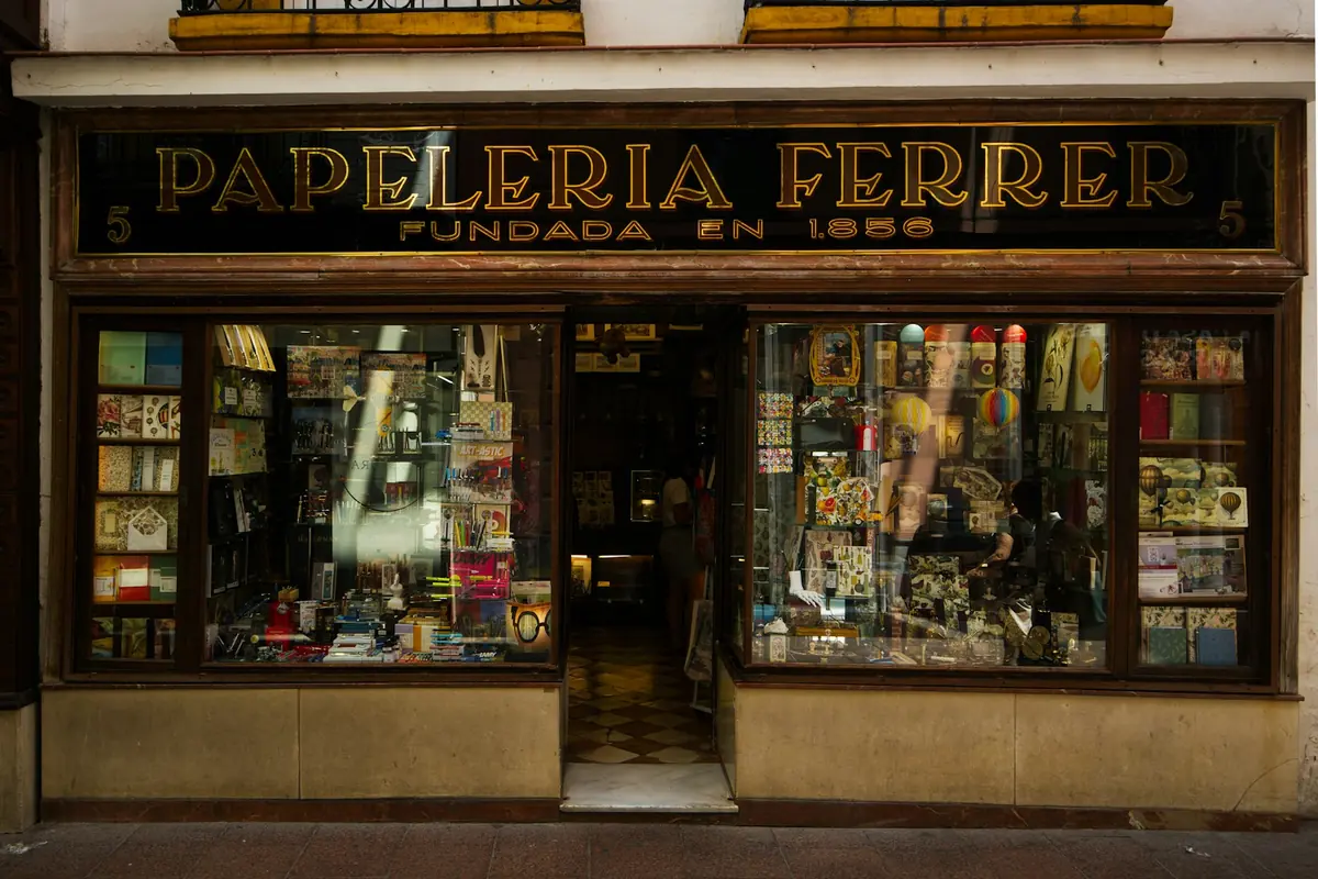 Historiallinen espanjalainen paperikaupan julkisivu