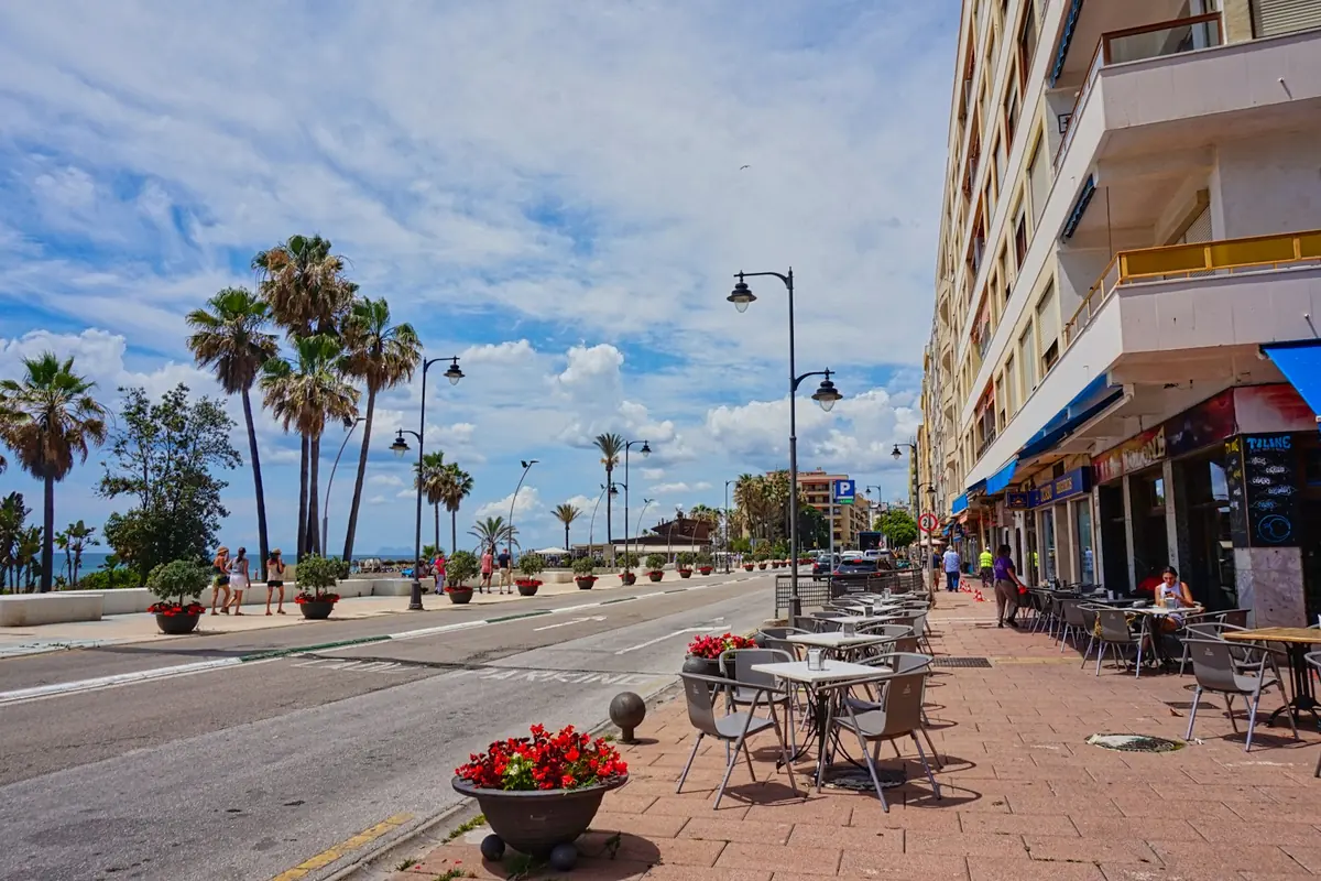 Strandpromenad med uteserveringar på Costa del Sol